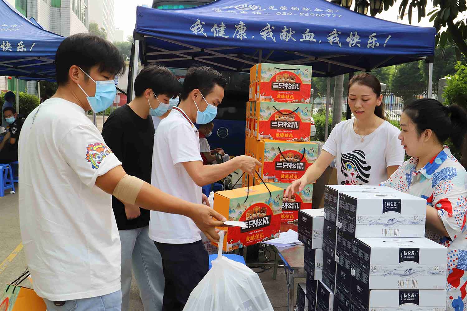 中秋獻(xiàn)愛心，讓愛傳遞