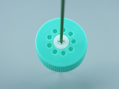 管蓋穿刺口帶十字形切口設(shè)計，可反復(fù)閉合，無需開蓋取樣、加液，降低污染風(fēng)險